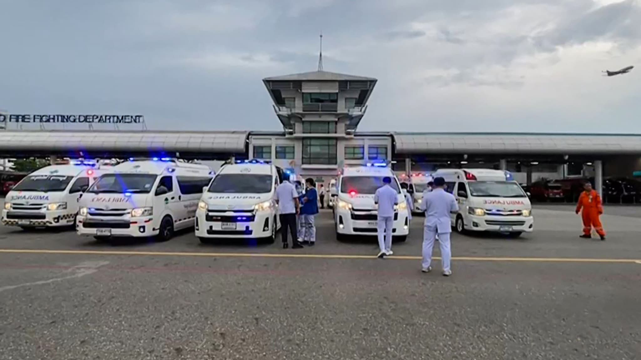 Des ambulances à l'aéroport Suvarnabhumi de Bangkok, en Thaïlande, le mardi 21 mai 2024