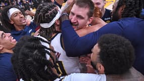 Nikola Jokic félicité par ses coéquipiers après son incroyable panier au buzzer lors du match de NBA entre Golden State et Denver (127-130), le 4 janvier 2024