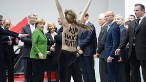 Une Femen devant Angela Merkel et Vladimir Poutine, en avril 2013.