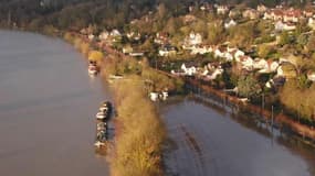 Un drone filme la crue de la Seine en amont de Paris