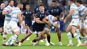 Tom Curry écope d'un carton rouge pour ce plaquage sur Juan Mallia lors d'Angleterre-Argentine (27-10) en Coupe du monde, le 10 septembre 2023