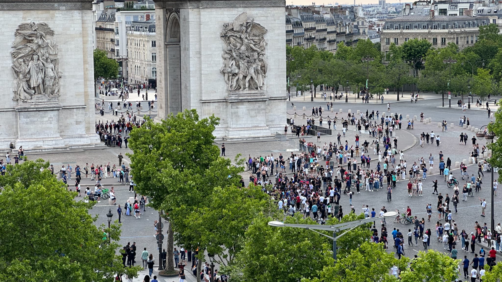 Les supporters s'amassent Place de l'Etoile à Paris à quelques heures de la finale de la Ligue des champions, 31 mai 2025