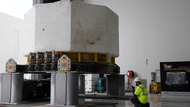  Des ingénieurs travaillent autour de l'aimant le plus puissant du monde lors de sa livraison au projet international de fusion nucléaire Iter à Saint-Paul-les-Durance, dans le sud de la France, le 9 septembre 2021.