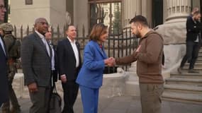 La présidente de la Chambre des représentants américaine, Nancy Pelosi, a rendu visite à Volodymyr Zelensky samedi 30 avril au soir. 