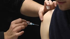 Une personne se faisant vacciner contre la méningite en janvier 2017