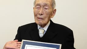 Du haut de ses 111 ans, Sakari Momoi est l'homme le plus vieux du monde, le doyen de l'humanité.