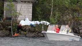 Corps recouverts sur les rives de l'île d'Utoya, où 85 personnes sont mortes. La Norvège était plongée dans un cauchemar samedi au lendemain de la double attaque qui a fait au moins 92 morts, victimes du carnage commis par un tireur isolé dans une île pro