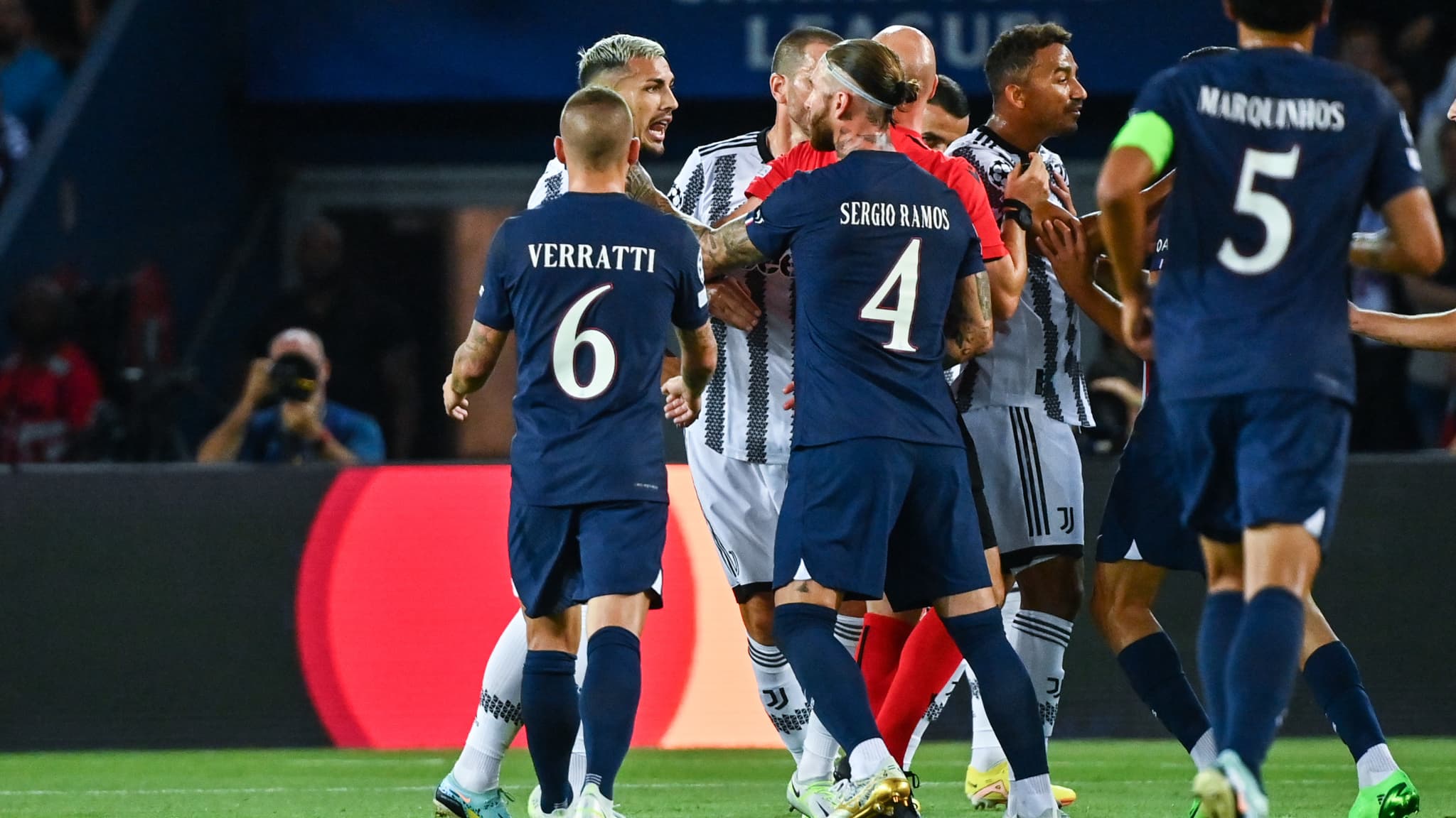 Sergio Ramos s'en est pris à Leandro Paredes après des fautes italiennes sur Mbappé et Vitinha