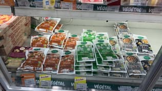 Des produits végétaux dans le frigo d'un supermarché