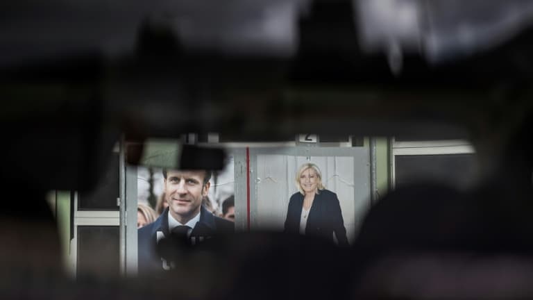 Les affiches officielles d'Emmanuel Macron et Marine Le Pen sur des panneaux électoraux à Savenay le 19 avril 2022