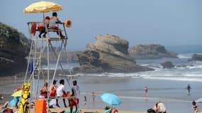 Des secouristes surveillent la plage de Biarritz (illustration).