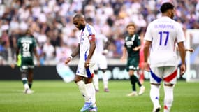 Alexandre Lacazette tête baissé après la défaite de l'OL face à Monaco le 24 août 2024.