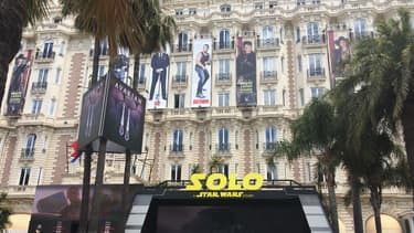 La façade de l'hôtel Carlton était moins garnie que d'habitude