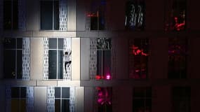 Alain Robert, l'homme-araignée français, réussit sans harnais de sécurité l'ascension de la Cayan Tower de Dubaï, la plus haute tour torsadée du monde le 12 avril 2015