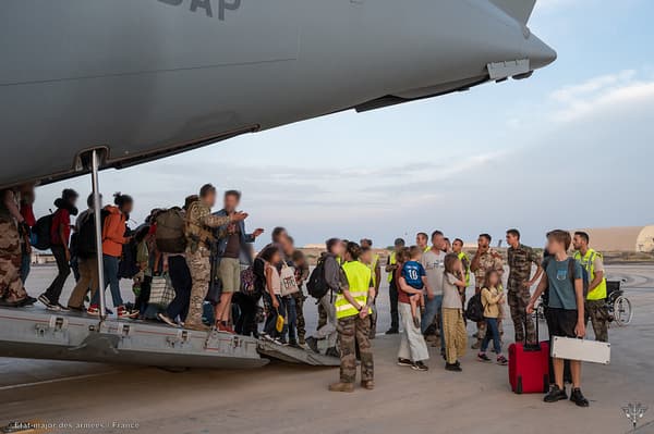 Les passagers d'un avion de l'Armée française évacuant des ressortissants étrangers depuis Khartoum, la capitale soudanaise, sur la base militaire de Djibouti, le 23 avril.