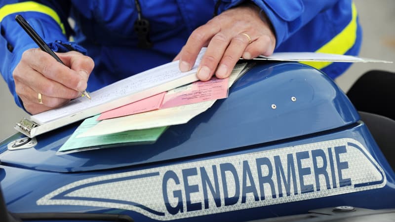 Un gendarme en pleine verbalisation - Image d'illustration