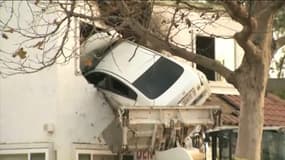 En Californie, une voiture heurte un terre-plein et finit au 2e étage d'un bâtiment