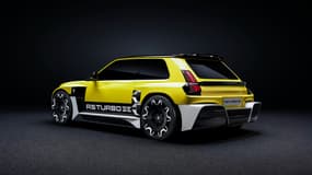 L'arrière particulièrement sportif de cette R5 Turbo 3E, avec plus de 500 chevaux en propulsion.