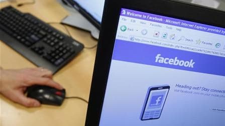 Le nouveau film de David Fincher, "The Social Network", sorti vendredi aux Etats-Unis et attendu le 13 octobre en France, raconte la naissance de Facebook et le seul fait qu'un tel long-métrage suscite une forte attente auprès du grand public souligne à q