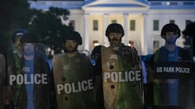 Des affrontements ont eu lieu dimanche soir, aux Etats-Unis, entre des policiers et des manifestants, devant la Maison-Blanche.