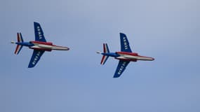 Les avions de la Patrouille de France effectuent un spectacle aérien le 8 juin 2024 au-dessus d'Arromanche.