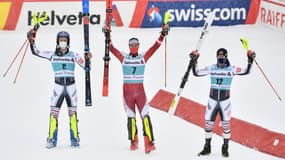 Clément Noël et Alexis Pinturault entourent Manuel Feller au slalom de Lenzerheide