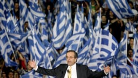 Arrivés en tête des élections législatives, les conservateurs grecs d'Antonis Samaras ont entamé lundi une quête quasi désespérée de partenaires pour former une coalition gouvernementale qui éviterait au pays une sortie de la zone euro. /Photo prise le 2