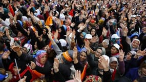 Les militants du parti au pouvoir AKP attendent l'arrivée du Premier ministre turc à Ankara le 31 octobre 2015