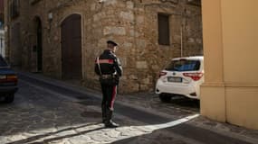 Un carabinier dans une rue de Vibo Valentia, Italie, le 18 novembre 2021 (illustration)