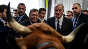 Le Premier ministre français Michel Barnier visite le salon de l'élevage à la Grande Halle d'Auvergne de Cournon-d'Auvergne, dans le Puy-de-Dôme, le 4 octobre 2024.