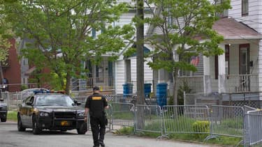Devant la maison où Amanda Berry, Gina DeJesus et Michelle Knight, ont été retrouvées lundi à Cleveland. Après la libération de ces trois femmes détenues pendant une dizaine d'années dans une maison de cette ville de l'Ohio, les enquêteurs s'intéressent à