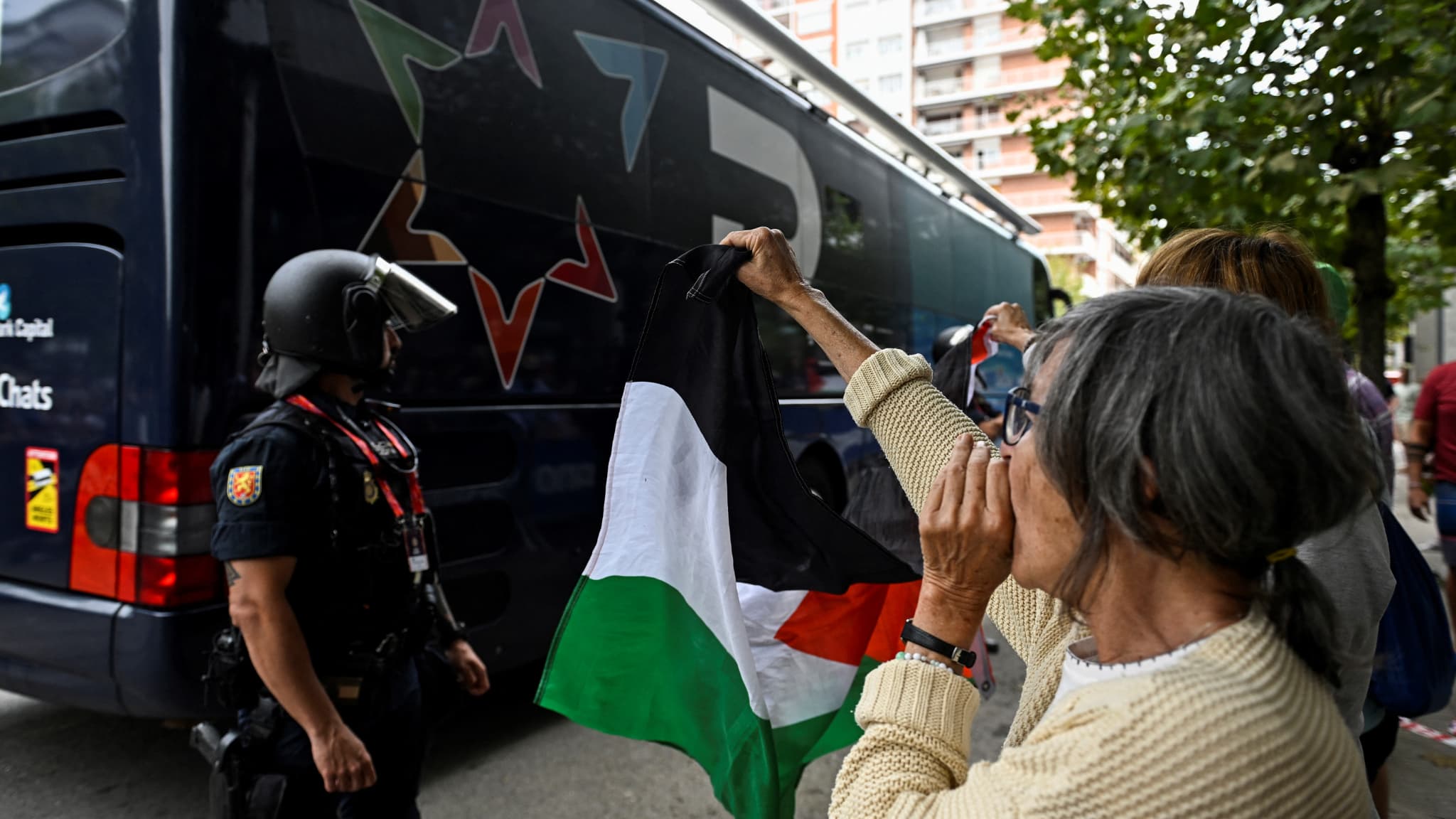 "VOUS RENDEZ L'ÉTAT D'ISRAËL FIER": NETANYAHU FÉLICITE L'ÉQUIPE ISRAEL PREMIER TECH DE "NE PAS CÉDER À LA HAINE ET L'INTIMIDATION" SUR LA VUELTA