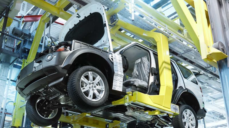 Un Range Rover Discovery en cours d'assemblage à l'usine de Solihull, en Angleterre