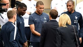 Emmanuel Macron salue Kylian Mbappé