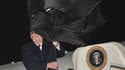 Donald Trump se débat avec son parapluie à la Andrews Air Force Base (Maryland, Etats-Unis), le 28 avril 2018