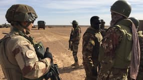 Soldats maliens et français de la force Barkhane près de la frontière malienne avec le Burkina Faso, le 2 novembre 2017