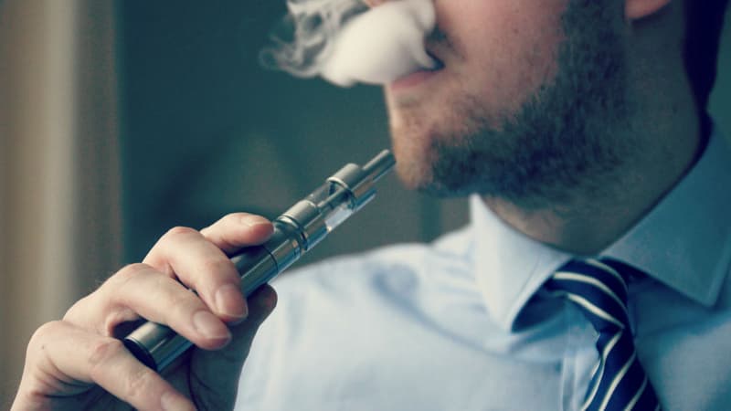 Vapoter dans les espaces de travail collectifs fermés est interdit depuis le 20 mai 2016.