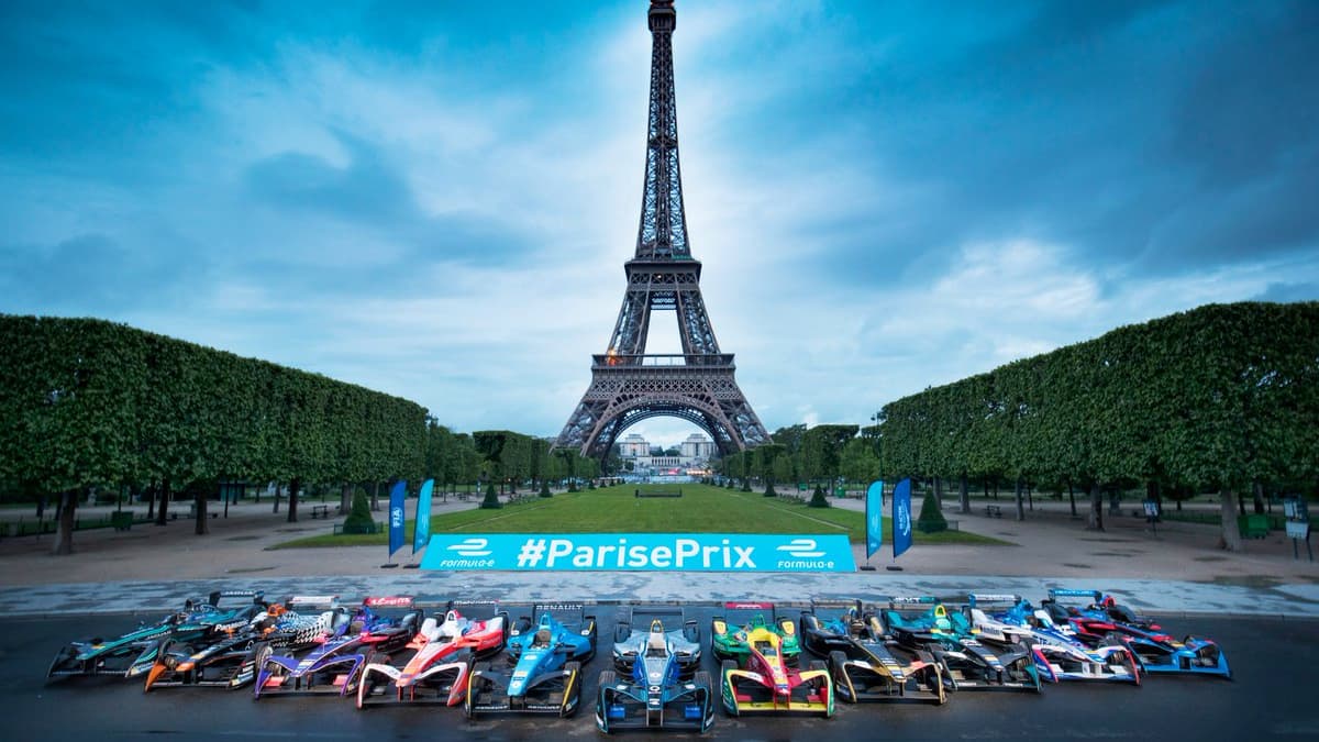 La belle photo de famille des monoplaces électriques réunies devant la Tour Eiffel La belle photo de famille des monoplaces électriques réunies devant la Tour Eiffel