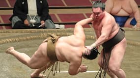 Un combat de sumo entre Yokozuna et Kagayaki le 26 juillet 2020