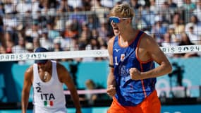 Steven van Velde lors du tournoi de beach-volley des Jeux olympiques de Paris, le 28 juillet 2024