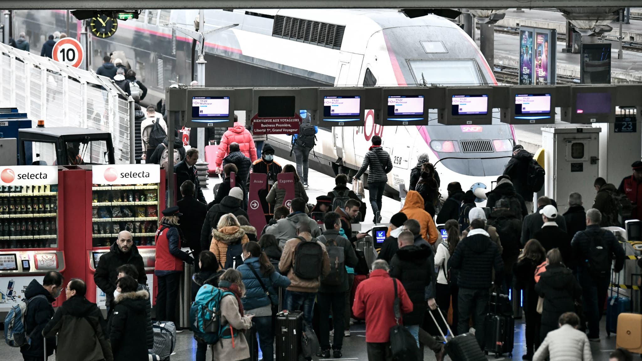 LE TRAFIC SNCF "FORTEMENT PERTURBÉ" ENTRE PARIS ET LYON À CAUSE D'UN "VOL DE CÂBLES"