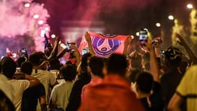 Des supporters du PSG sur les Champs-Elysées, mardi soir