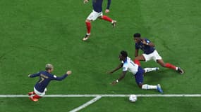 Tchouaméni fautif sur Saka dans la surface lors de France-Angleterre.
