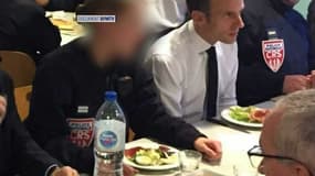 Emmanuel Macron attablé avec des CRS lundi 3 décembre