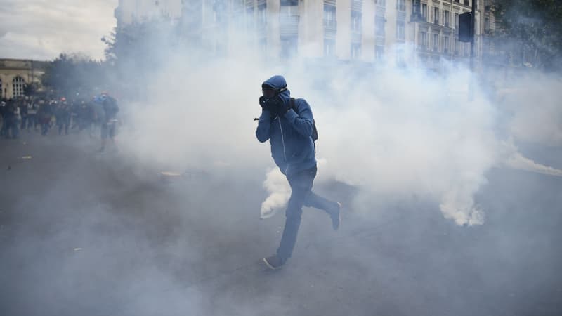 Un manifestant place Denfert-Rochereau, à Paris, au milieu des gaz lacrymogènes le 17 mai 2016