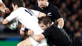 Morgan Parra, pris par la tenaille All Black