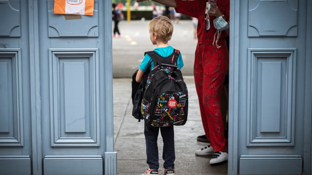 Un enfant à l'entrée d'une école élémentaire toulousaine le 22 juin 2020 (photo d'illustration)