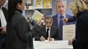 L'ancien président français Nicolas Sarkozy participe à une séance de dédicace à la Librairie de la Presse à l'occasion de la sortie de son nouveau livre, à Menton, en France, le 12 décembre 2025. 