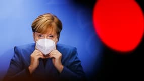 La chancelière allemande Angela Merkel quitte une conférence de presse à Berlin, le 28 octobre 2020 sur la crise sanitaire