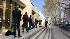 Une file d'attente devant le centre nautique Tony Bertrand de Lyon en juin 2022. 